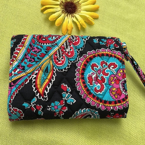 🌺 VERA BRADLEY; Beautiful Unique Floral Design Wristlet w/Zippered Pouch NICE!! - Picture 2 of 14